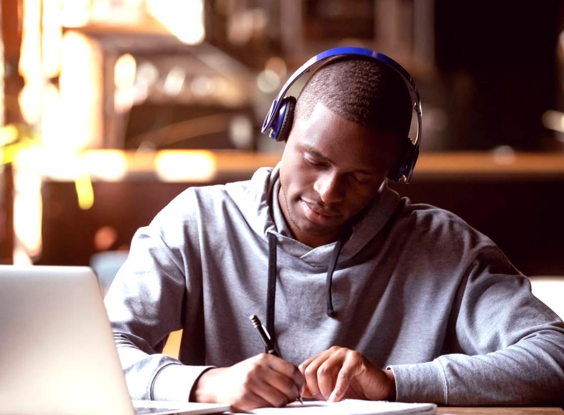 Using AI Financial Analysis to Differentiate Freelance Client Deliverables
